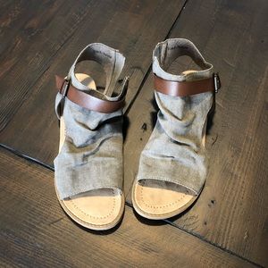 Blowfish fabric sandal